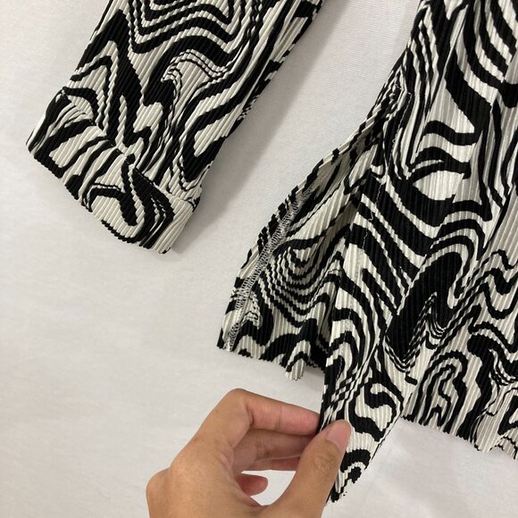 Intempo Large Black White Abstract Artsy Pleated Textured Relaxed Button Down - Picture 4 of 11